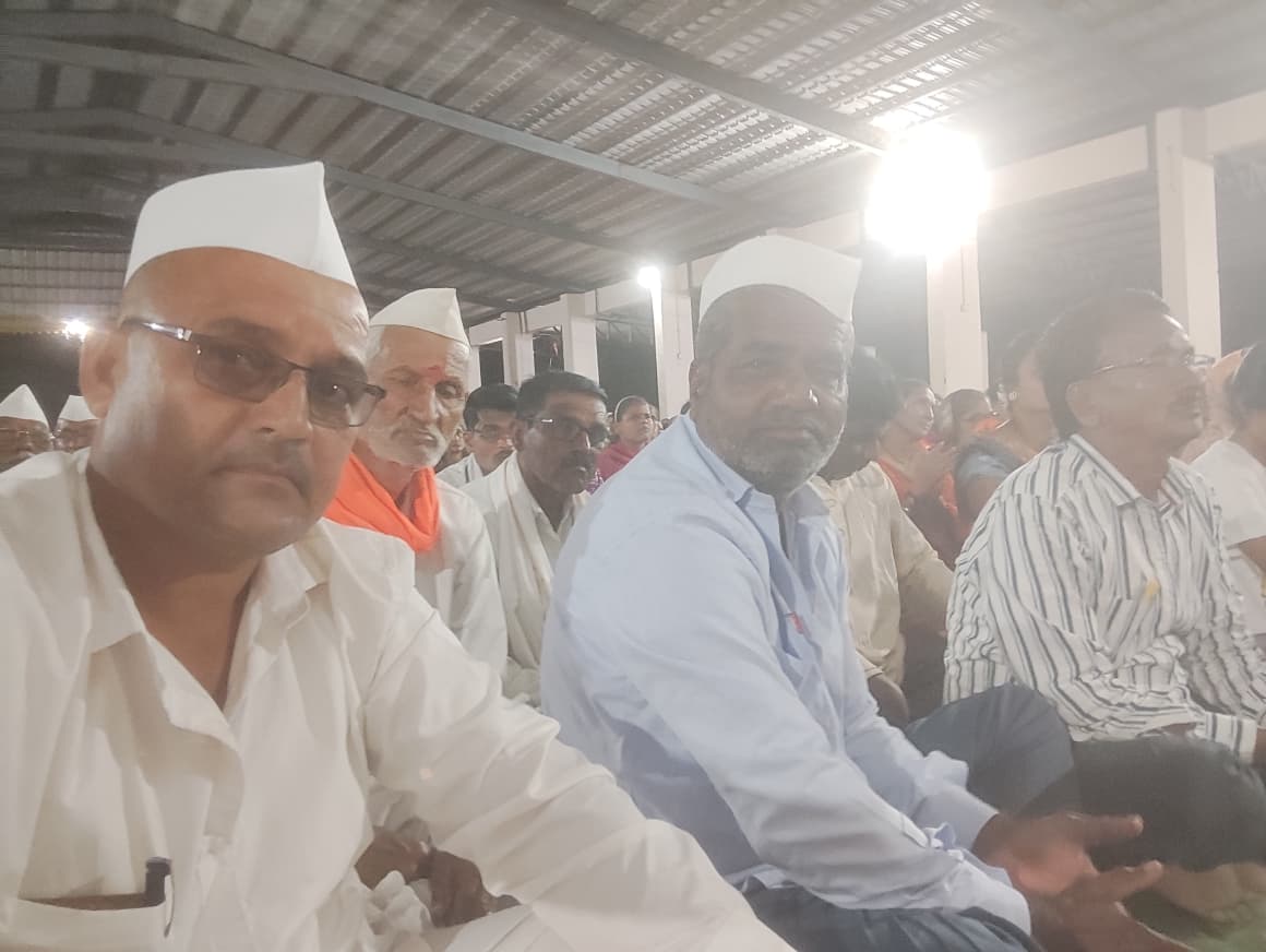 कीर्तनात रंगलेले भाविक 