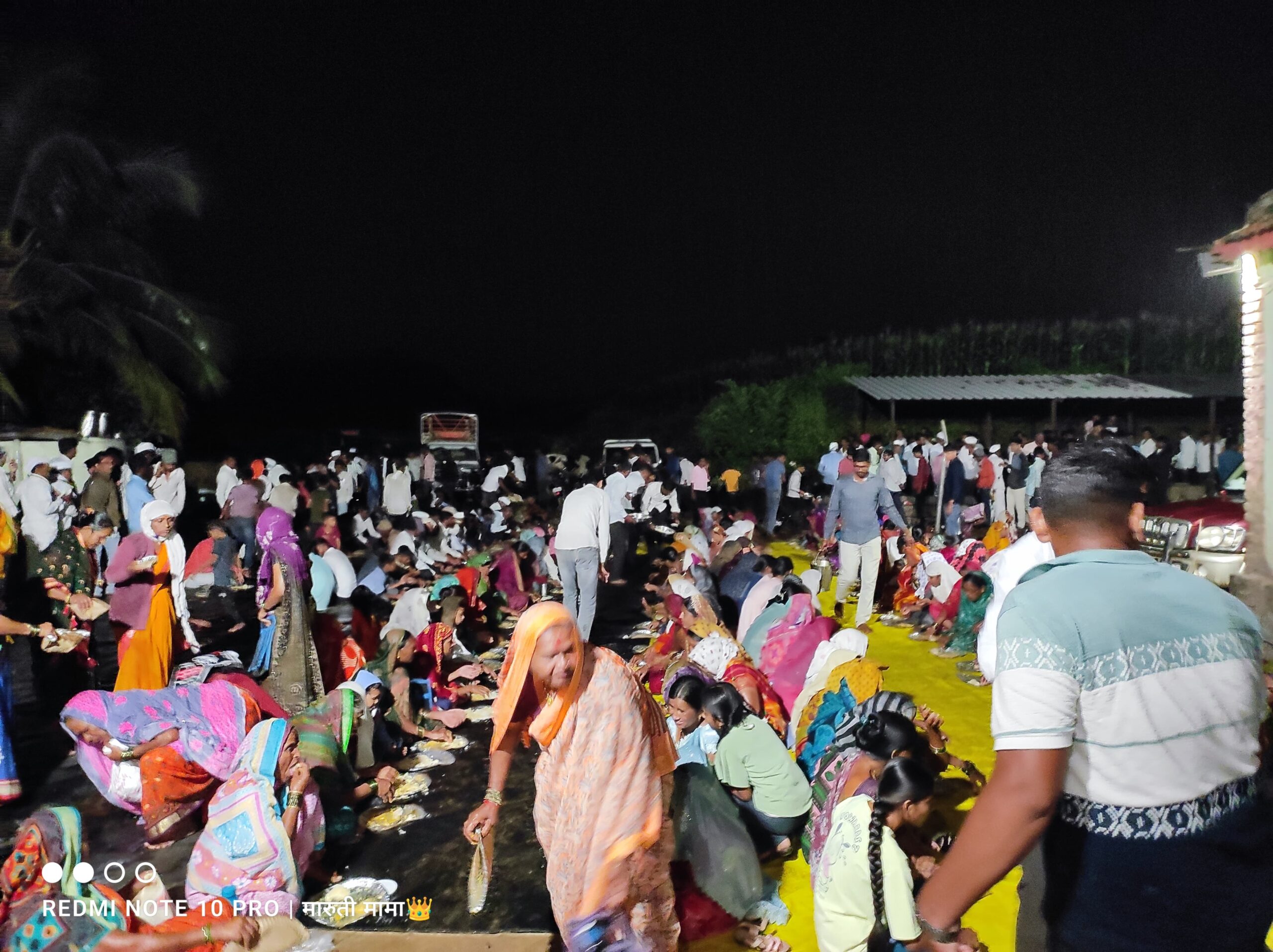 महाप्रसादाचा लाभ घेताना भाविक